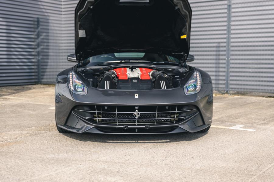 Моторный отсек Ferrari F12berlinetta 2014 года  (UK) (фото 77 из 276)